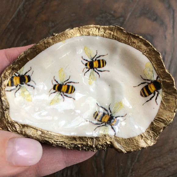 Oyster shell with 🐝 (bees) painted on the inside finished in gold - Picture 5 of 10